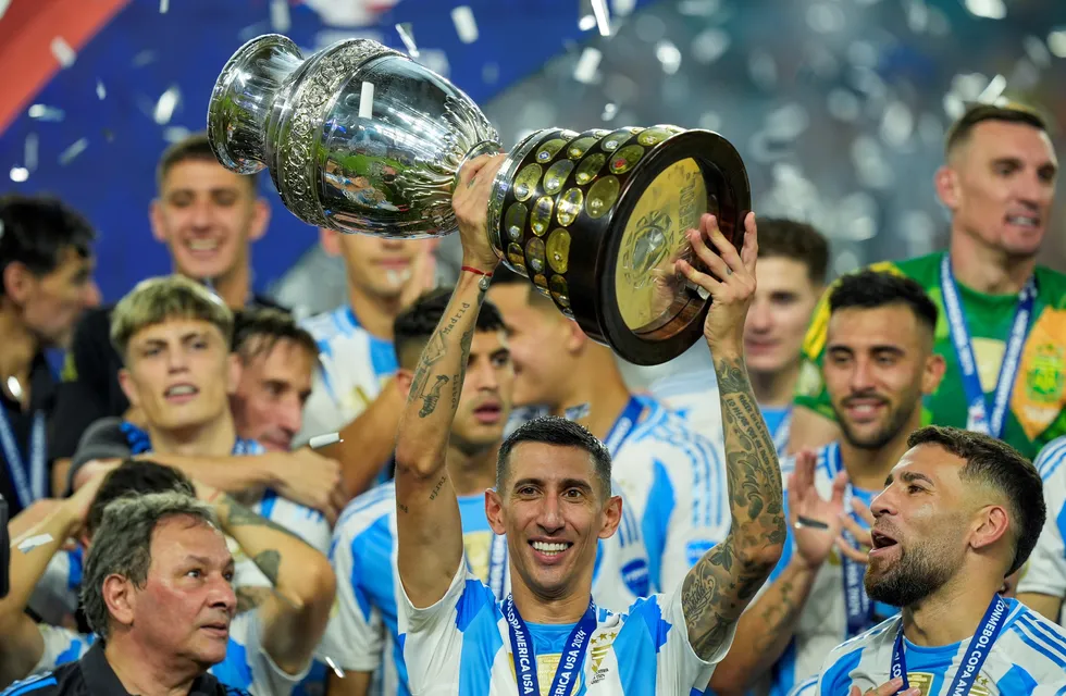 El bicampeón está en casa: Angelito Di María llegó a Funes 